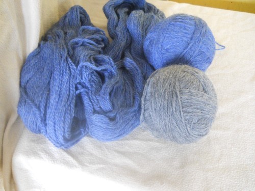 ONE SKEIN AND TWO BALLS OF UNBRANDED WOOL 438 GRAMS APPROX - Picture 2 of 5