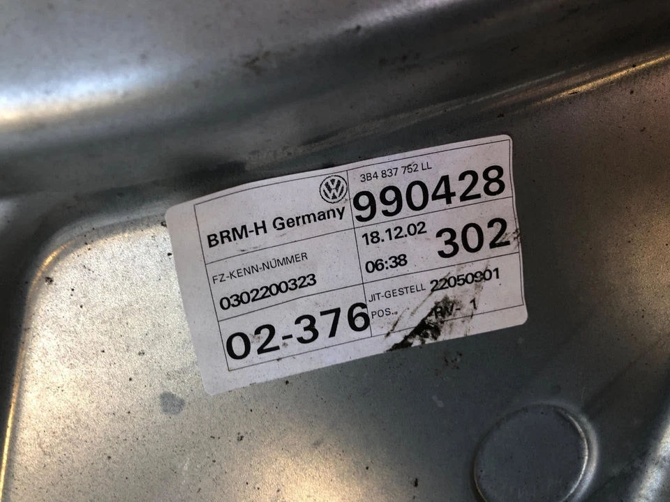 1998 - 2005 VOLKSWAGEN PASSAT GLS Front Door Window Regulator Passenger Right RH - Image 4 of 4