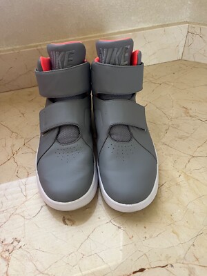Nike Men s SpeedLax size 9. 