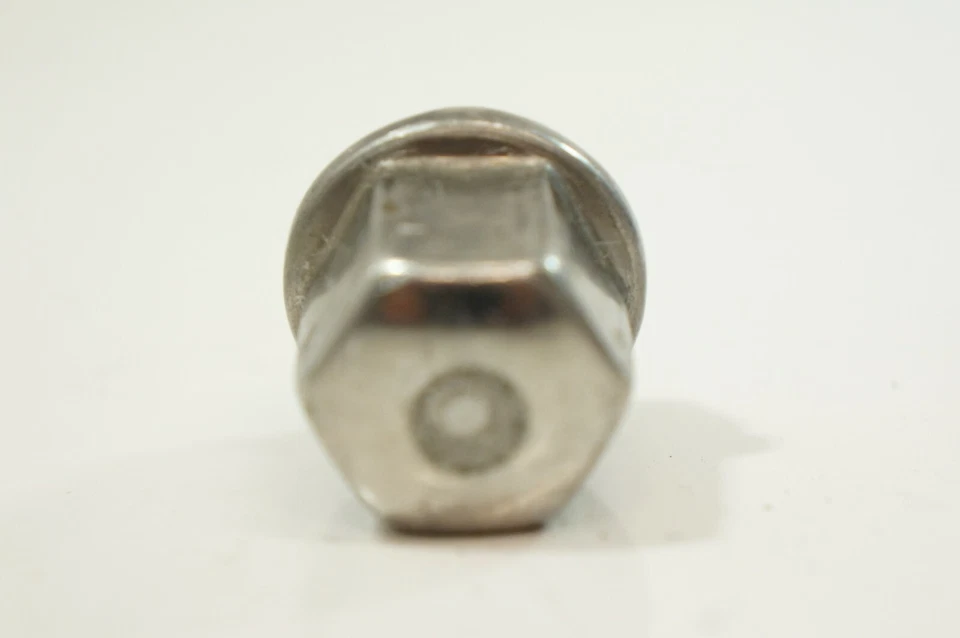 08-2013 Cadillac CTS tuerca perno herrajes pernos cromo usado Foto 2 de 4