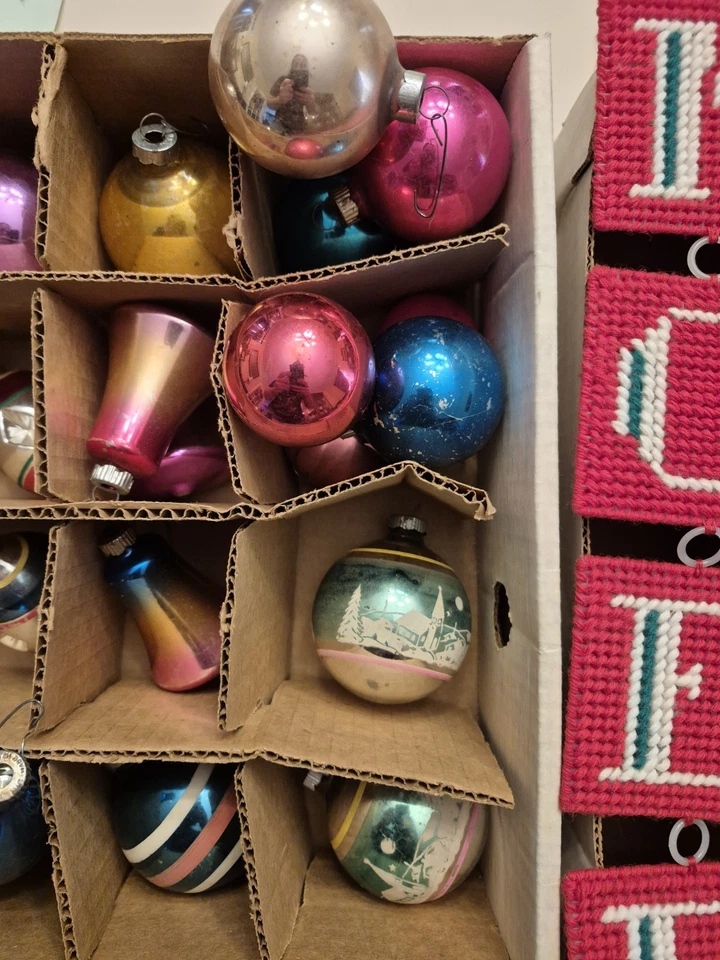 Lote de 60+ adornos navideños vintage brillantes Brite años 50 vidrio mercurio NOEL MCM Foto 3 de 4