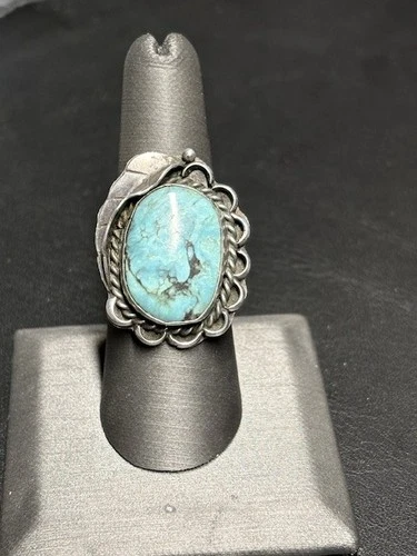 NATIVE AMERICAN 925 STERLING SILVER AND TURQUOISE LEAF DESIGN RING SIZE 8.25
