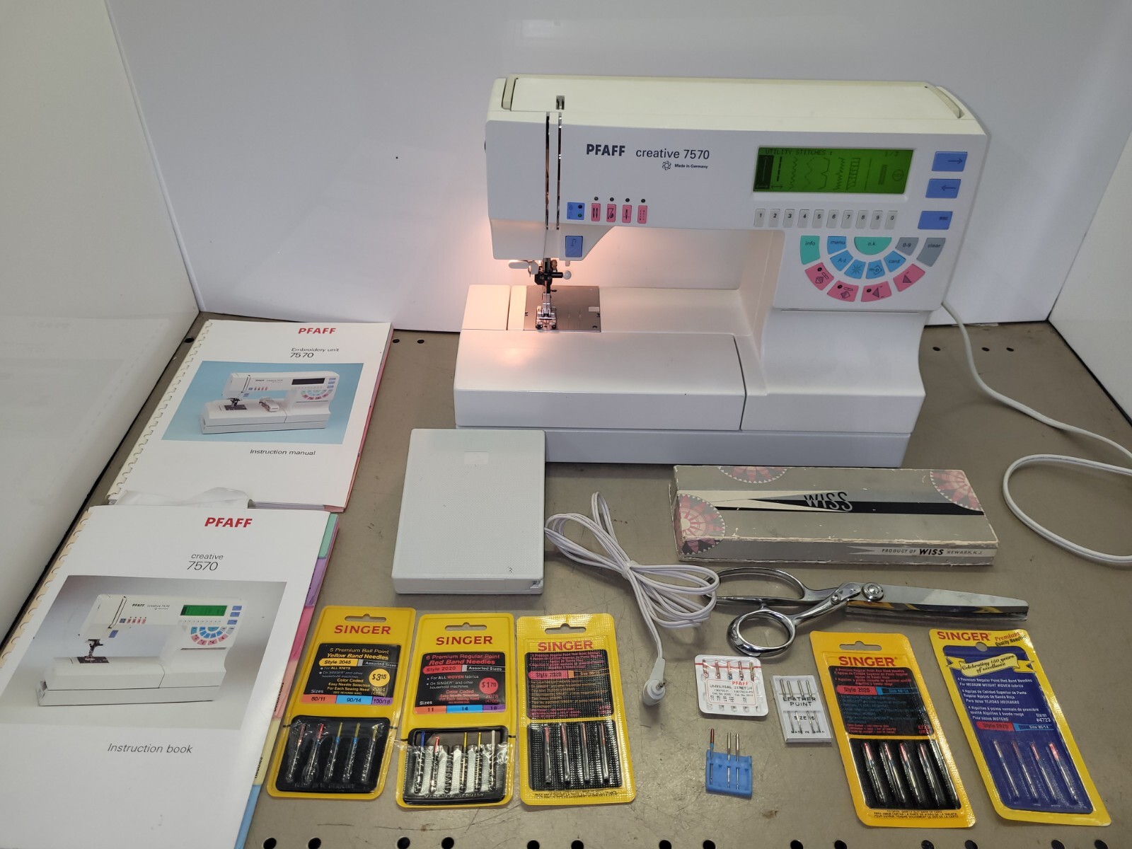 PFAFF Creative 7570 Sewing Machine. In Great Working Condition. With