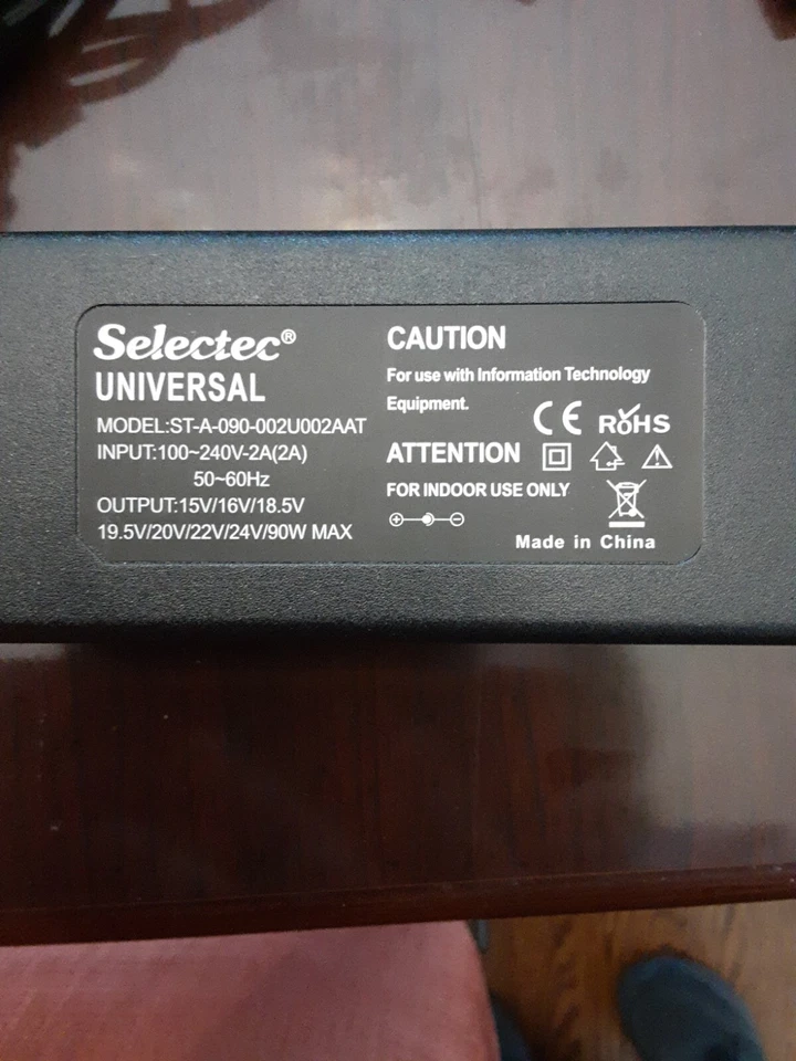 Cargador universal para portátil Selectec Foto 2 de 2