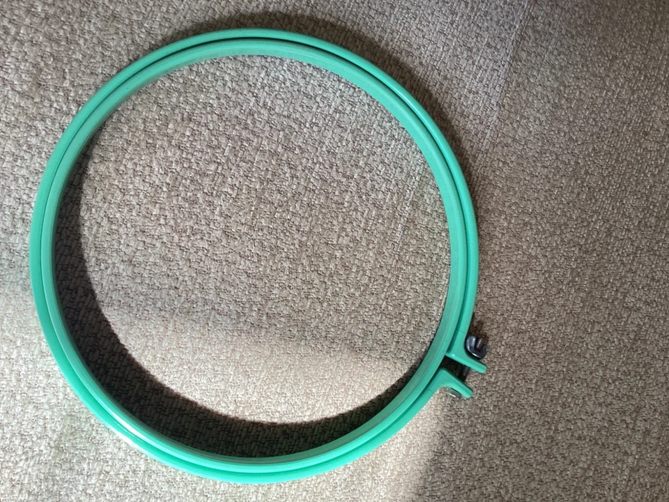 Vintage Bakelite (?) 1960’s Embroidery Hoop - excellent condition - Image 4 of 4