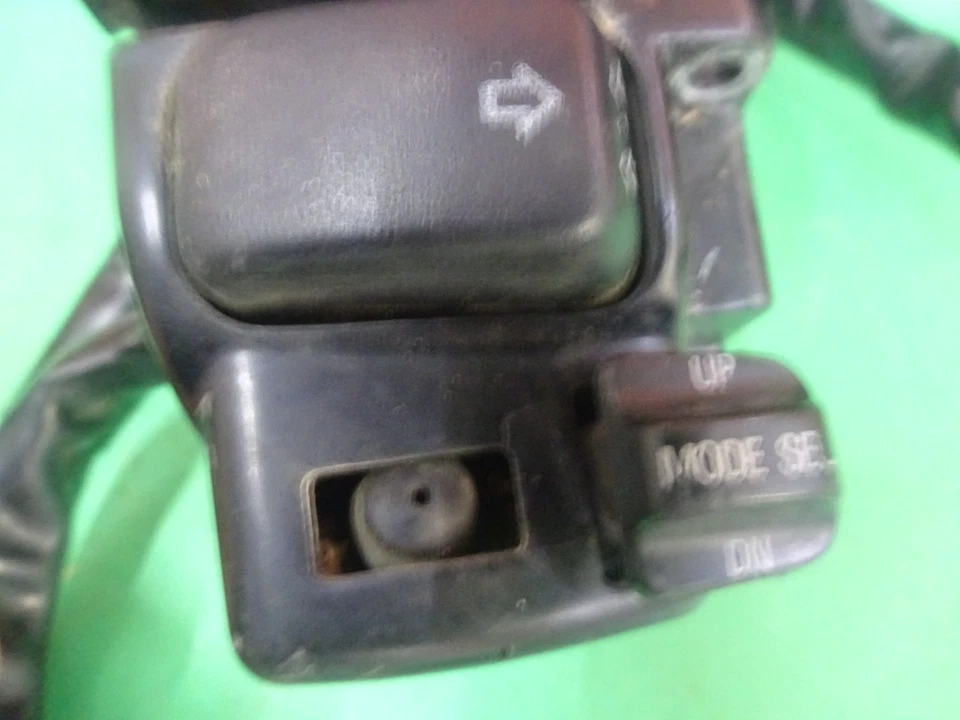 HARLEY DAVIDSON BAGGER'S USED BLACK OEM LEFT & RIGHT H/B/SWITCH Housing W/WIRES - Image 3 of 4