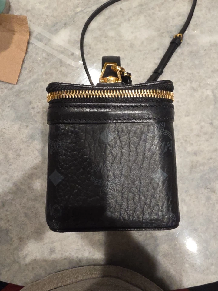 Good quality MCM 2way vanity bag shoulder bag leather  100% authentic - Image 4 of 4