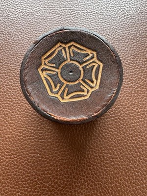 Lederschatulle mit Deckel rund Schmuckstück Brian Grainger The Yorkshire Handwerker ordentlich
