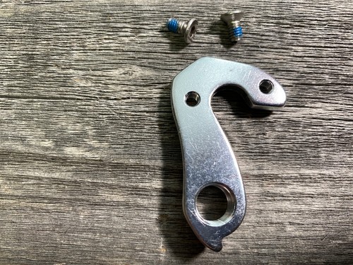 COLGANTE DE DESVIADOR TRASERO MARCO DE BICICLETA PARA BICICLETA DE MONTAÑA DE CARRETERA CON 2 TORNILLOS PLATEADOS - Imagen 2 de 2