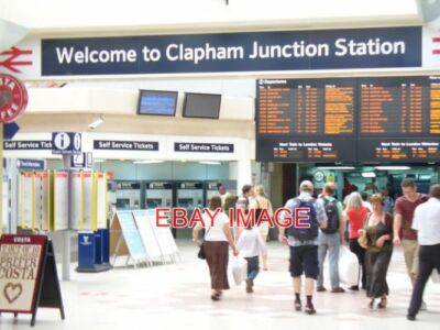 FOTO WILLKOMMEN IN CLAPHAM KREUZUNG BAHNHOF ÜBERDACHTER GEHWEG GESÄUMT MIT MA