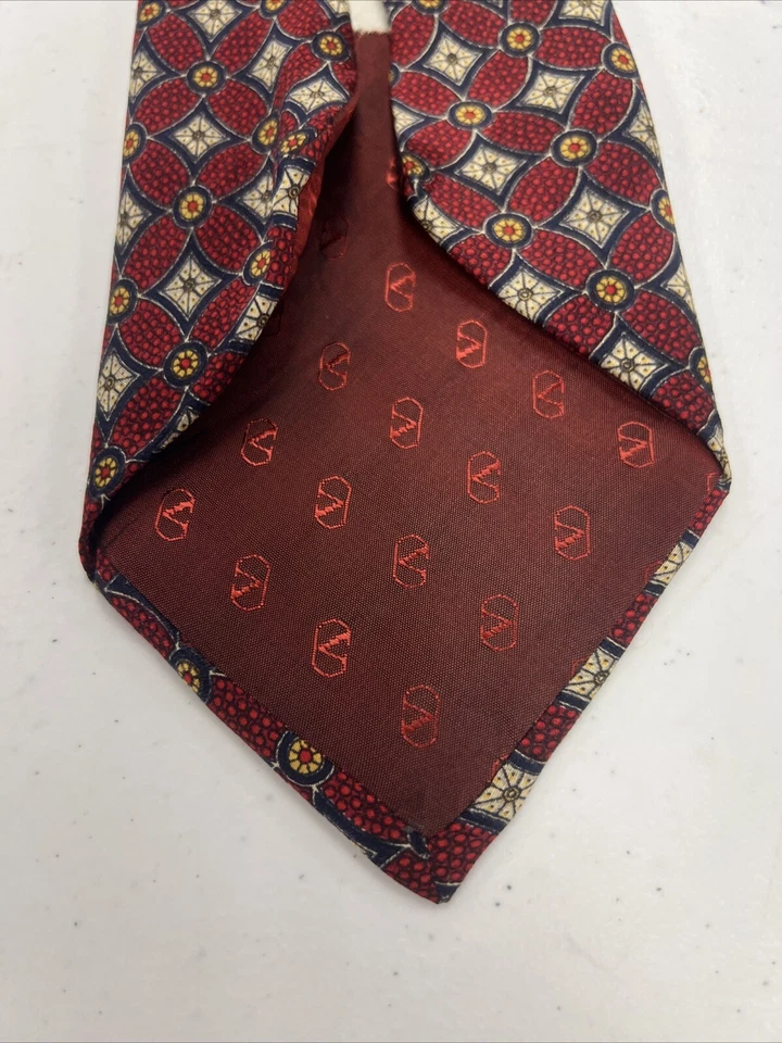 Corbata de cuello de seda geométrica roja Valentino para hombre $395 Foto 3 de 4