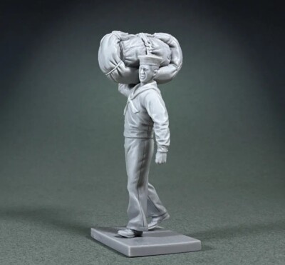 BRITAINS CAMPAIGN MINIATURES 70033 U.S.N.SAILOR IN WHITES WITH SEABAG & HAMMOCK