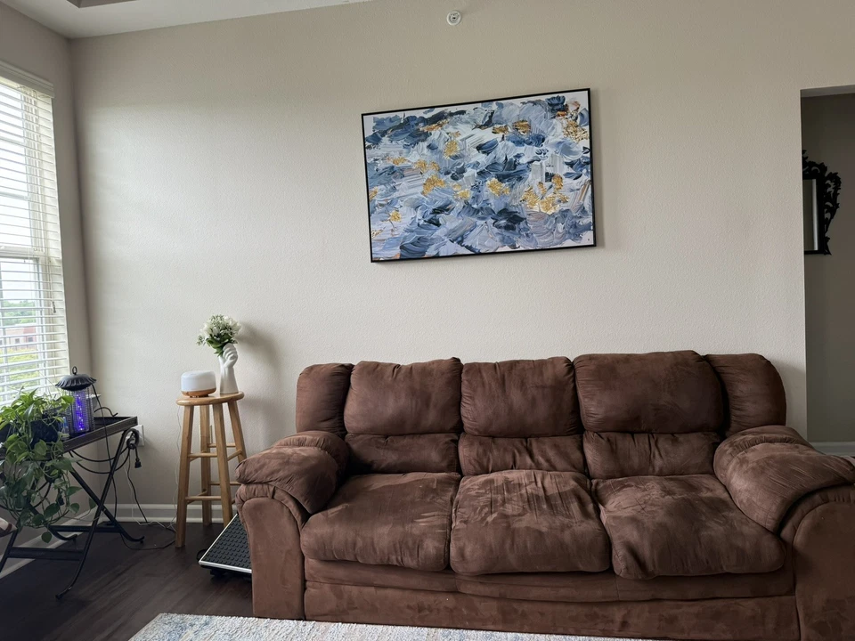 Sofá de gamuza marrón a la venta (color chocolate) con 4 almohadas para salón Foto 4 de 4