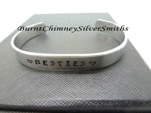BESTIES - Bracciale personalizzato con nome timbrato a mano braccialetto in alluminio 3/8 x 6". - Foto 2 di 4