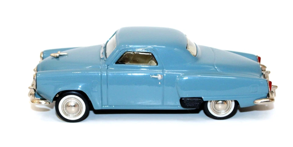 43rd Avenue AA1 1951 Studebaker Champion cupé 1:43 sin usar, en caja metal blanco azul Foto 3 de 4