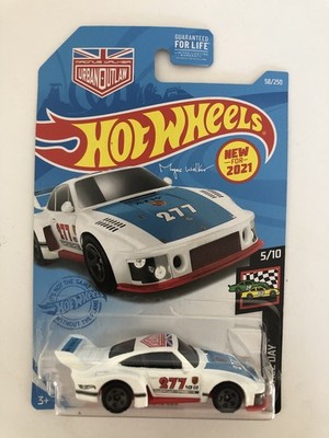 (1) HOT WHEELS 2021 M/L58/250 Urban Outlaw Porsche 935 HW Race Day 5/10 white