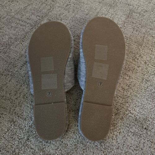 Brand New Grey Bedroom Slippers Size 7 - Picture 2 of 3
