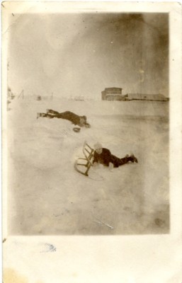 uralte AK, Private Photo-AK, Kneipe, Baude im Riesengebirge, 2 Männer im Schnee