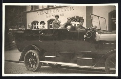 Foto-AK Freiburg /Br., Auto vor Verkehrsverein für den Schwarzwald 