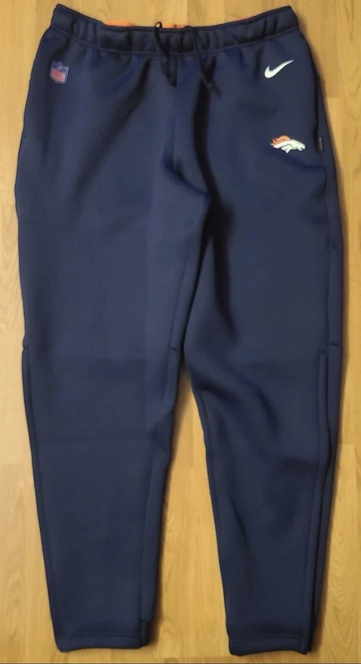 Pantalones/jogger de rendimiento grandes emitidos por el equipo de ajuste seco Nike de los Denver Broncos Foto 2 de 4