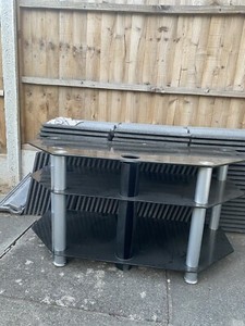 Fernsehständer aus schwarzem Glas