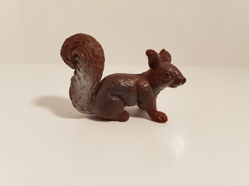 Schleich - 14684 - Figuur - Eekhoorn eten