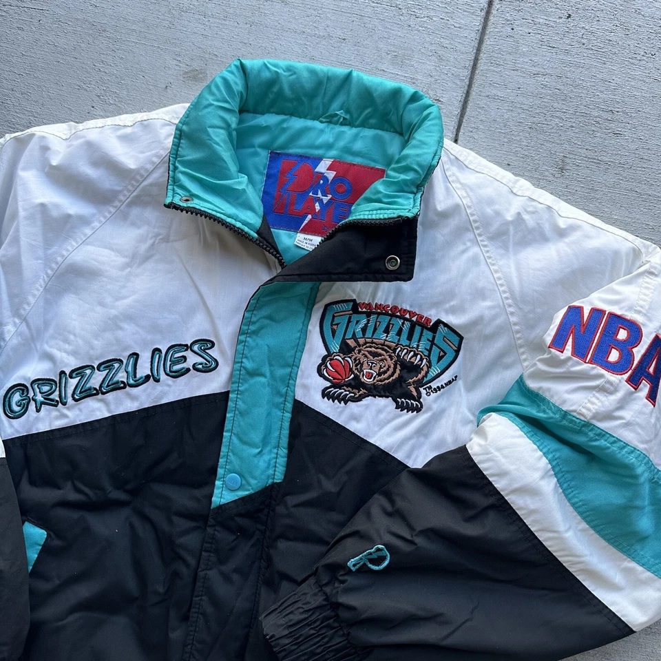 Jugador profesional de los Vancouver Grizzlies de colección de los 90 por Daniel Young Crazy Back Hit mediano Foto 4 de 4