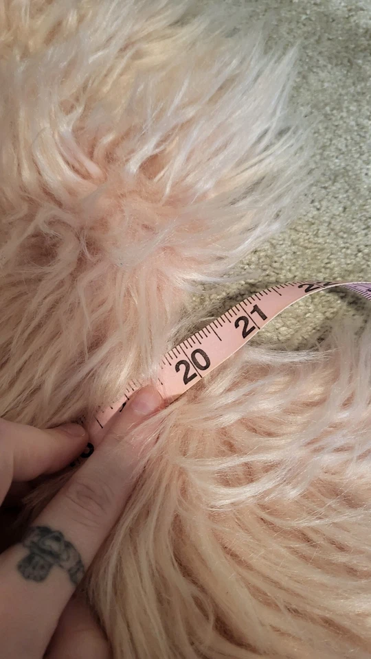 Alfombra de corazón mullida de piel sintética rosa Foto 3 de 4