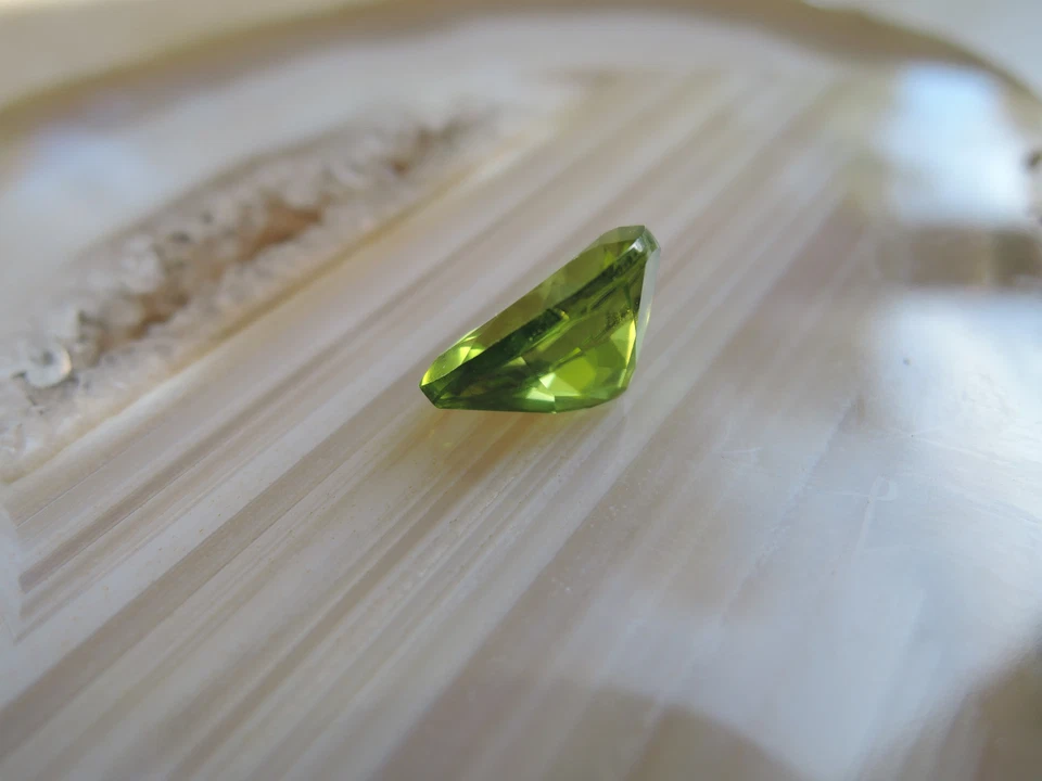 Echter Peridot Tropfen facettiert Edelstein Fasserstein 71 - Bild 4 von 4