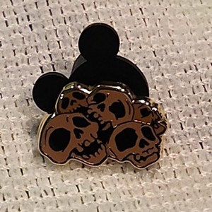 The Muppets , Studio Store MOG Muppets Treasure Island Pin LE 450 Pirate Skulls
