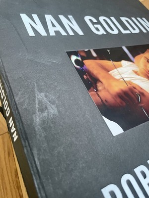洋書 1000 LIVES NAN GOLDIN & ROBERT PATTINSON 1000 Lives - Nan Goldin & Robert Pattinson – Offbrand Library