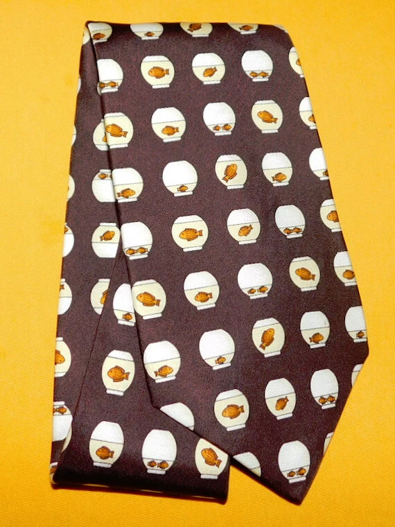 J. CORBATA CON MOTIVO DE PECERA MARRÓN/AMARILLO HECHA EN EE. UU. - CORBATAS - CORBATAS DE DISEÑADOR. Foto 2 de 3