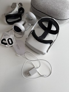 Meta Quest 2 White with Controllers Carrying Case & Elite Strap