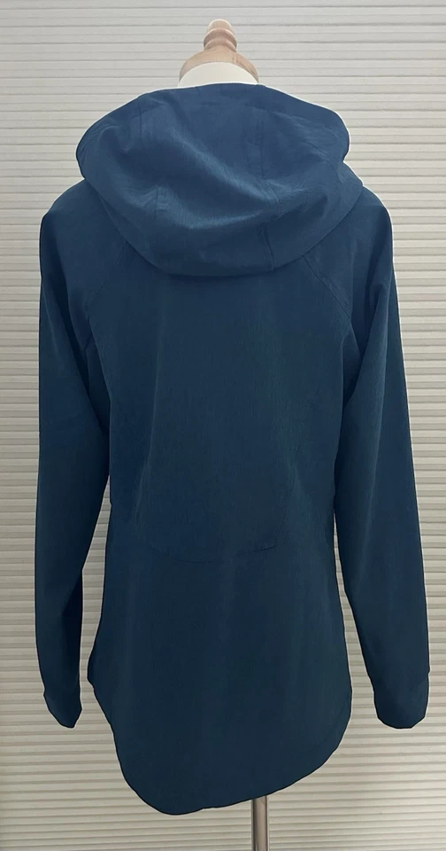 Chaqueta con capucha Kirkland Signature Softshell forrada de lana verde azulado mediana para mujer Foto 4 de 4