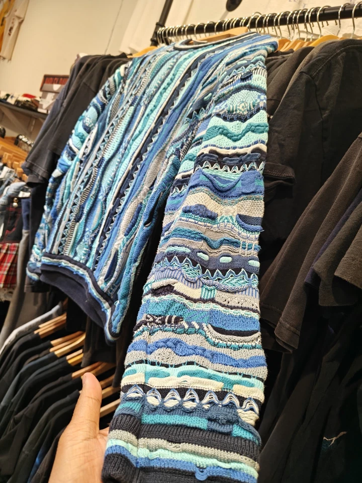 Suéter masculino vintage Coogi grande tem furos na frente - Imagem 3 de 4