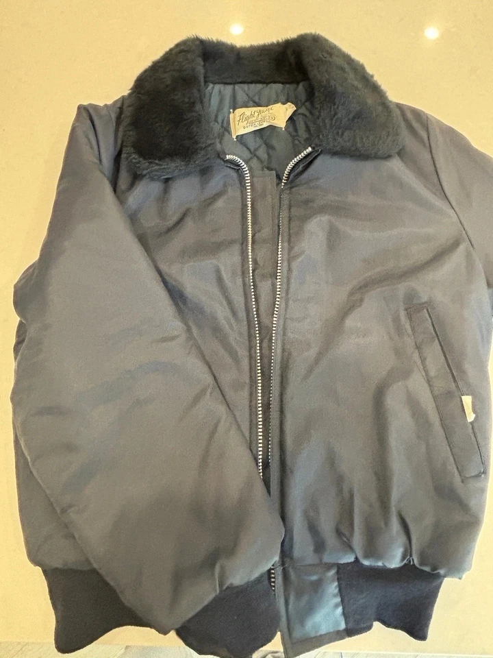 Chaqueta de bombardero vintage Pilot Nyl-Flite para hombre pequeña azul marino aislada cuello de terciopelo Foto 2 de 4