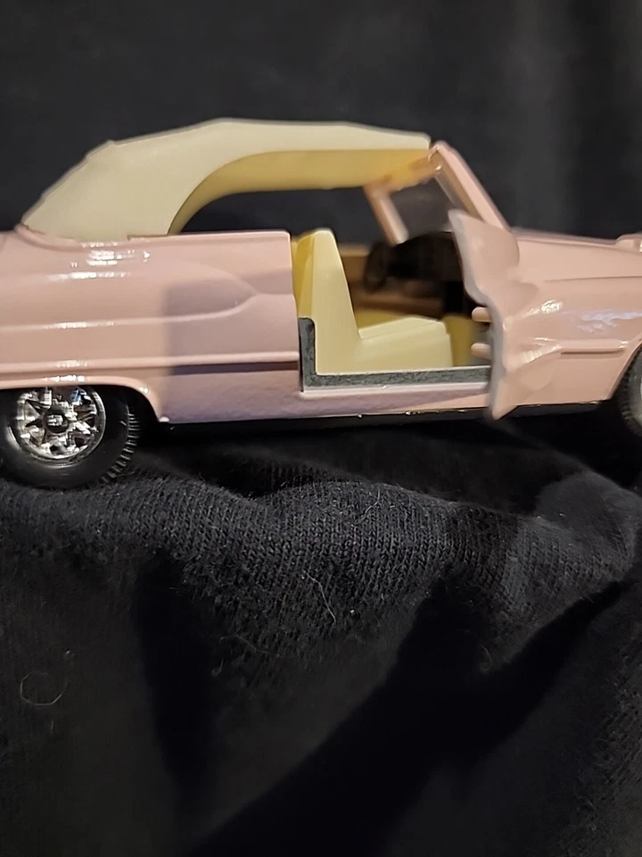 Coche Cadillac Rosa Vintage Rosa Blanco Interior Puertas Abiertas Convertibles Foto 3 de 4