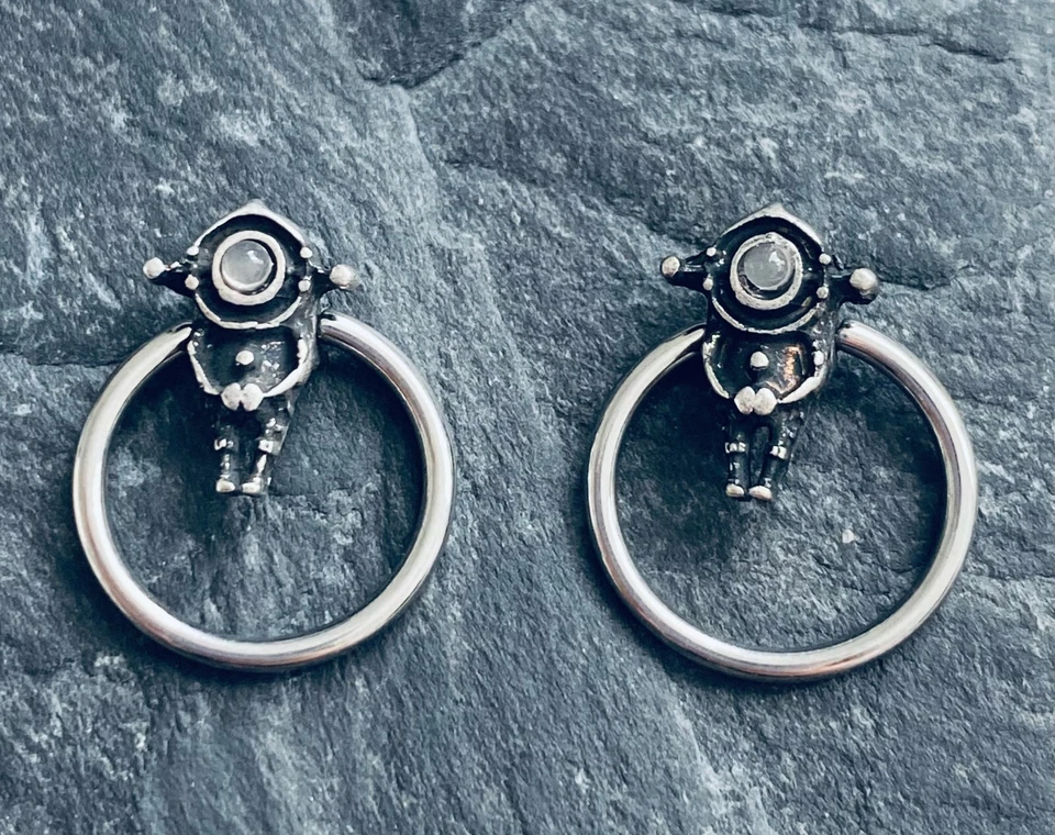 Anillos cautivos P2GO 316L SS con colgante alienígena/astronauta con ópalo simulado Foto 3 de 3