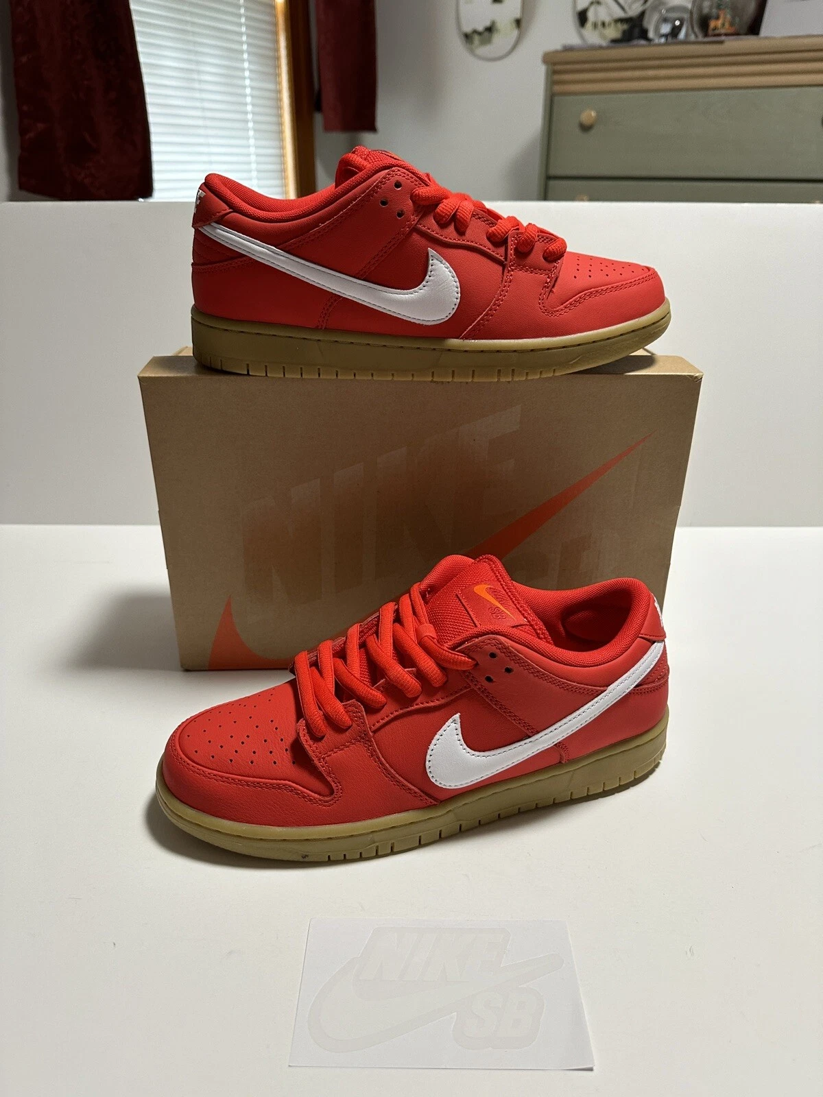 NIKE SB UNIVERSITY RED GUM DUNK LOW (TAILLE 9) (FJ1674 600) FW24 SUPREME DUNK LOW