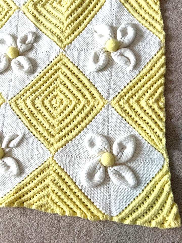 HERMOSA Manta Afgana para Regazo Tiro Bebé Blanco con 30 Flores Blancas Amarillas Foto 2 de 4