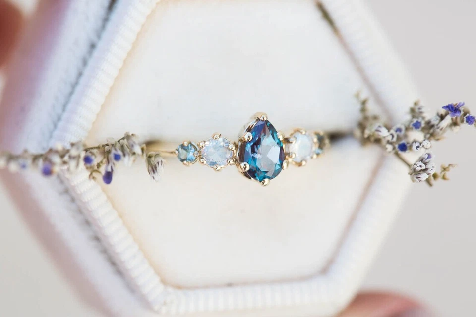 Anel de noivado de pedra da lua Alexandrite, alexandrita de pêra, anel de aglomerado de cinco pedras - Imagem 3 de 4