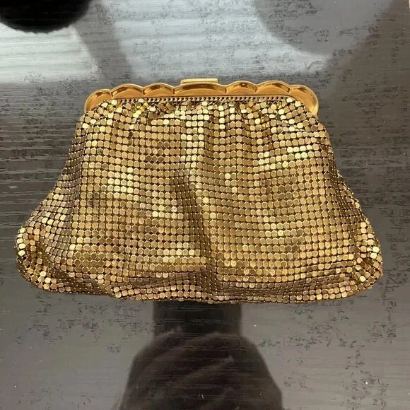 Bolso pequeño de noche de hombro con cierre de cristal de malla dorada Whiting & Davis de colección Foto 4 de 4