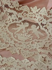 LOT DE DEUX TAPIS ANCIENS ESTATE PT DE VENISE AVEC PUTTI