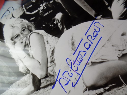 BRIGITTE BARDOT AUTOGRAPHED 11X14 hand signed GREAT BOLD contrast to auto - Picture 3 of 4