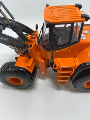 【新品未開封】超希少DOOSAN DL420A ホイールローダー 1/40模型 新品未開封】超希少DOOSAN DL420A ホイールローダー 1/40模型