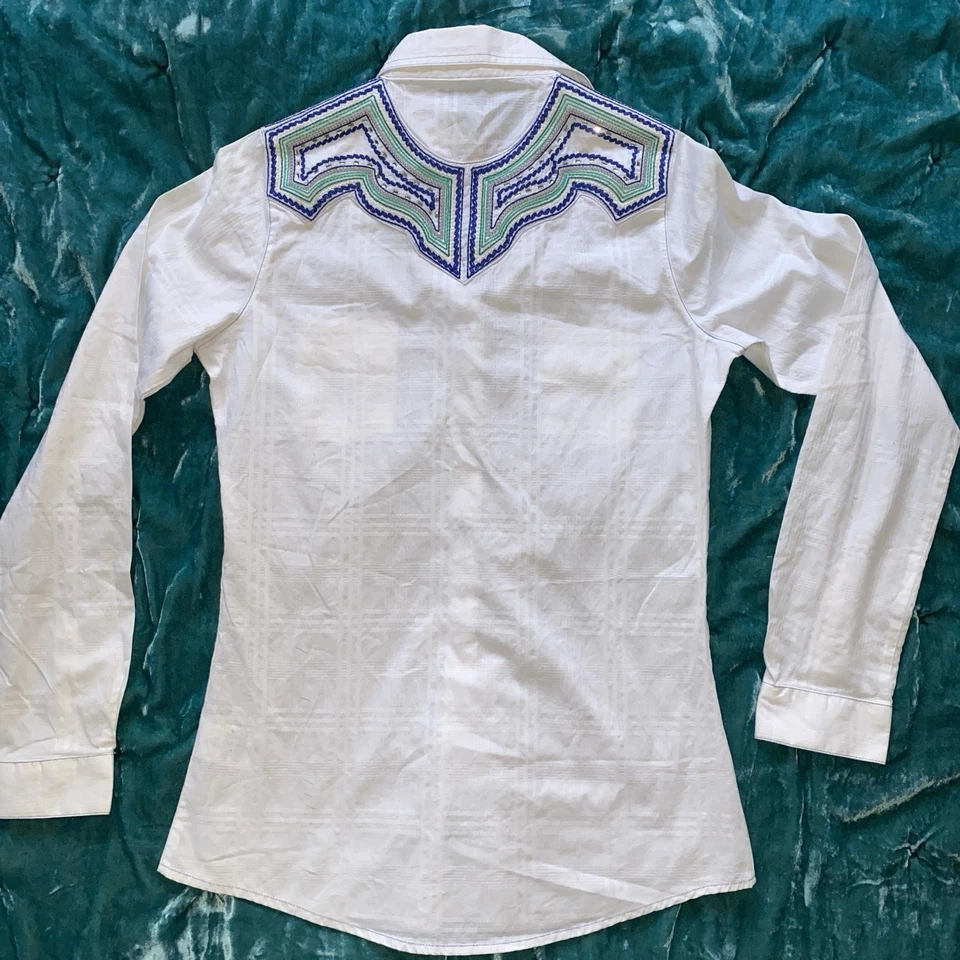 Женская футболка Wrangler Rock 47 с жемчужными пуговицами и вышивкой бисером - Изображение 2 из 4