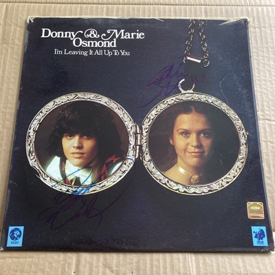 Donny und Marie Osmond signiertes Albumcover ''I'm Leaving It Up To You'' von beiden