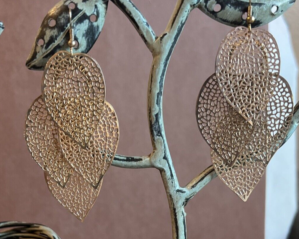 Unmarked Gold Tone Filigree Leaf Chandelier Earrings Gem