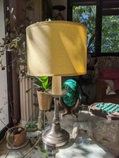 Lampe de salon pied étain, abat jour jaune