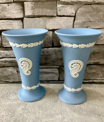 WEDGWOOD WEISS AUF BLAUEM JASPIS JASPERWARE PAAR SEEPFERDCHEN VASEN EINGESTELLT